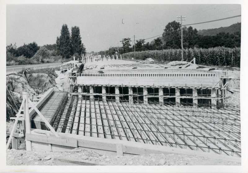 Costruzione impianto irriguo, Farra d'Isonzo. Canale adduttore, scarico. Ponte sulla SR 351, costruzione